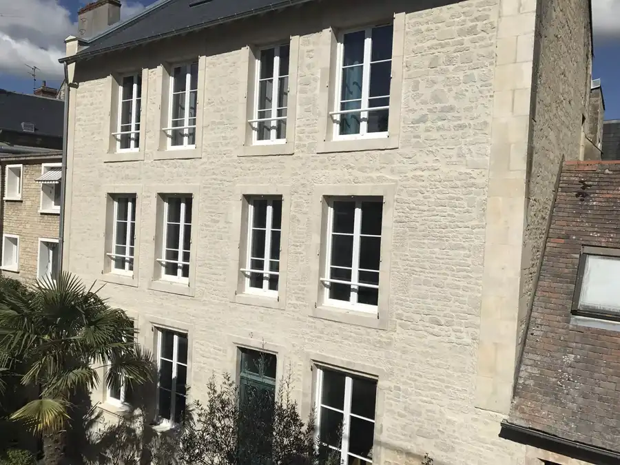 Façade en pierre de Caen avant nettoyage