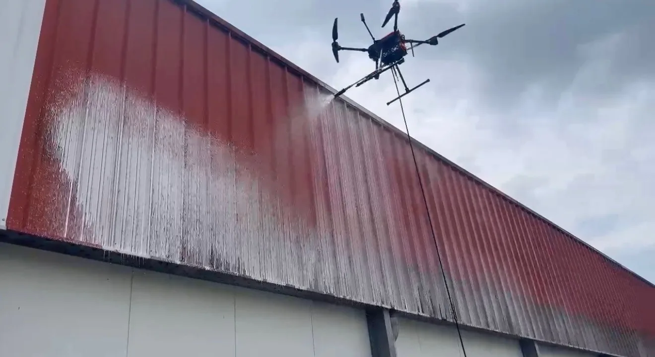 Avant/après du nettoyage par drone d'un bardage industriel dans l'Eure : métal ravivé sans engin de levage