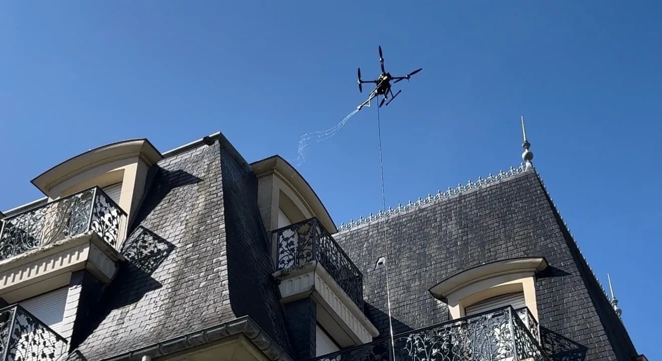 Nettoyage par drone de la toiture en ardoise d'un immeuble en copropriété dans l'Eure, sans échafaudage ni nacelle