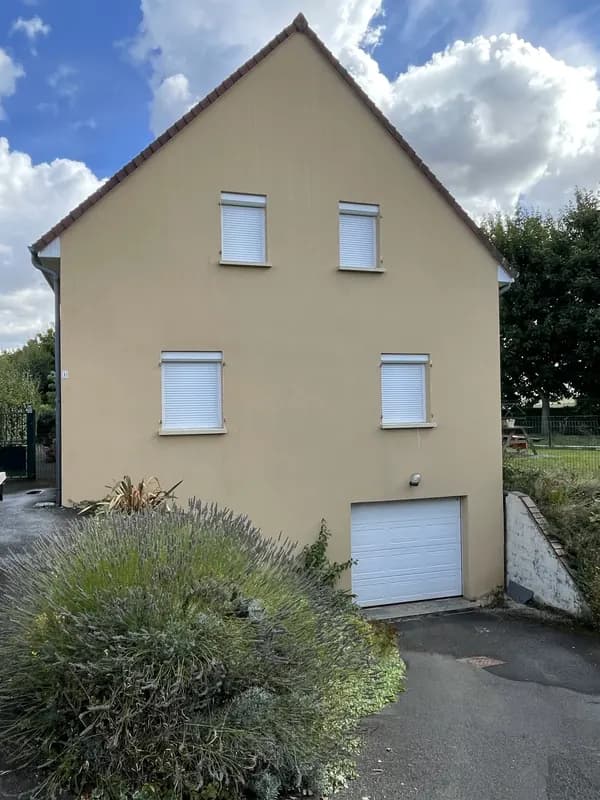 Façade propre après nettoyage professionnel et protection hydrofuge incolore par Normandie Nettoyage à Caen, Calvados (14)