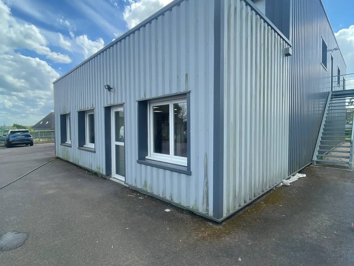 Avant nettoyage de façade à Caen par Normandie Nettoyage — nettoyage bardage acier bureau professionnel – salissures et algues vertes Calvados (14000)