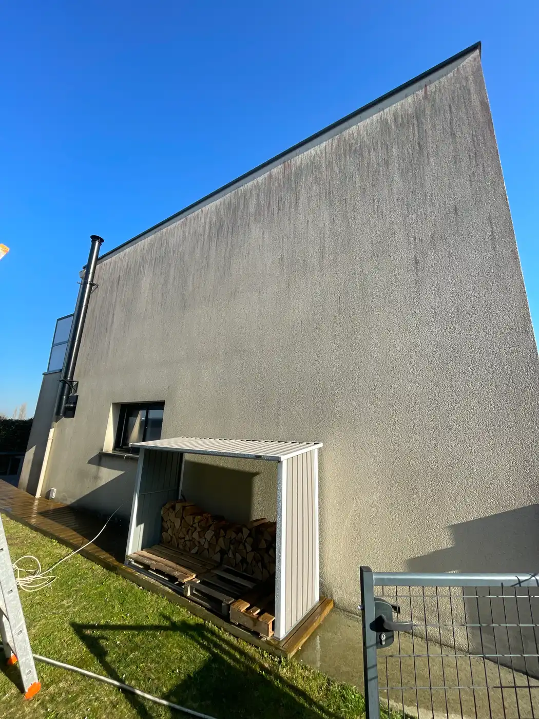 Avant nettoyage de façade à Honfleur par Normandie Nettoyage — nettoyage pignon enduit gris maison moderne – coulures noires et algues Calvados (14600)