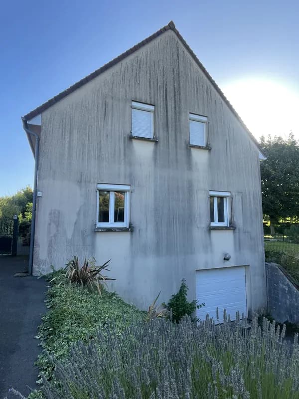 Façade encrassée avant nettoyage basse pression et hydrofuge par Normandie Nettoyage à Caen, Calvados (14)