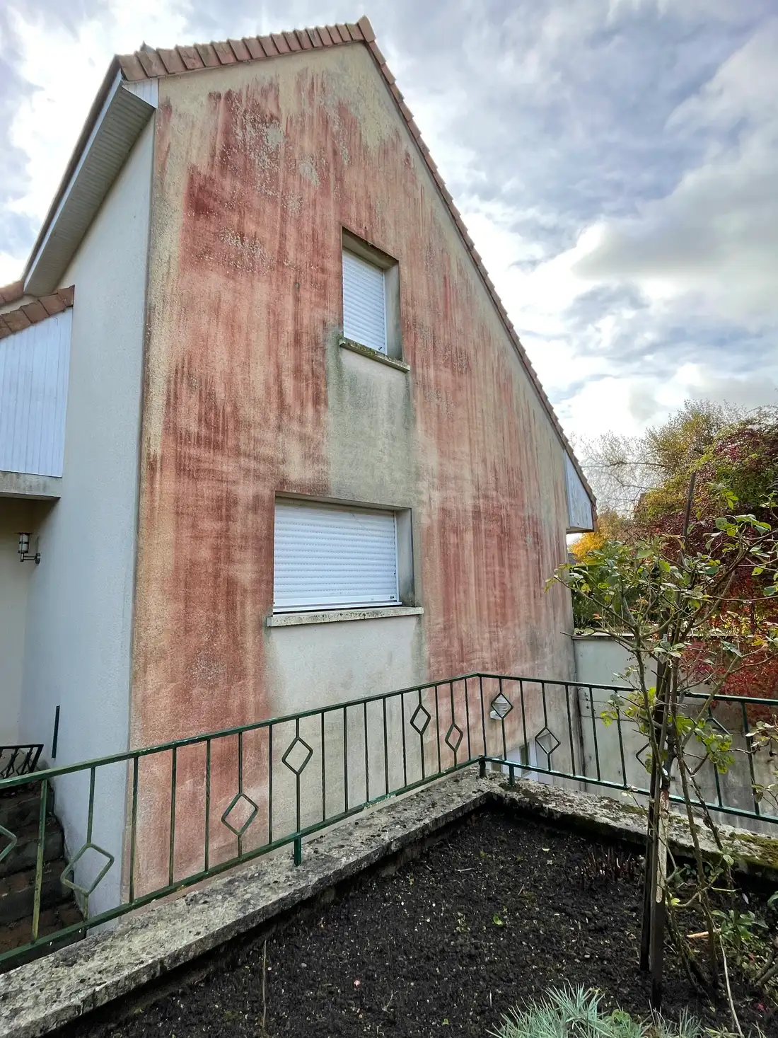 Avant nettoyage de façade à Calvados par Normandie Nettoyage — nettoyage pignon enduit crème avec rambarde – algues rouges et coulures Calvados (14)