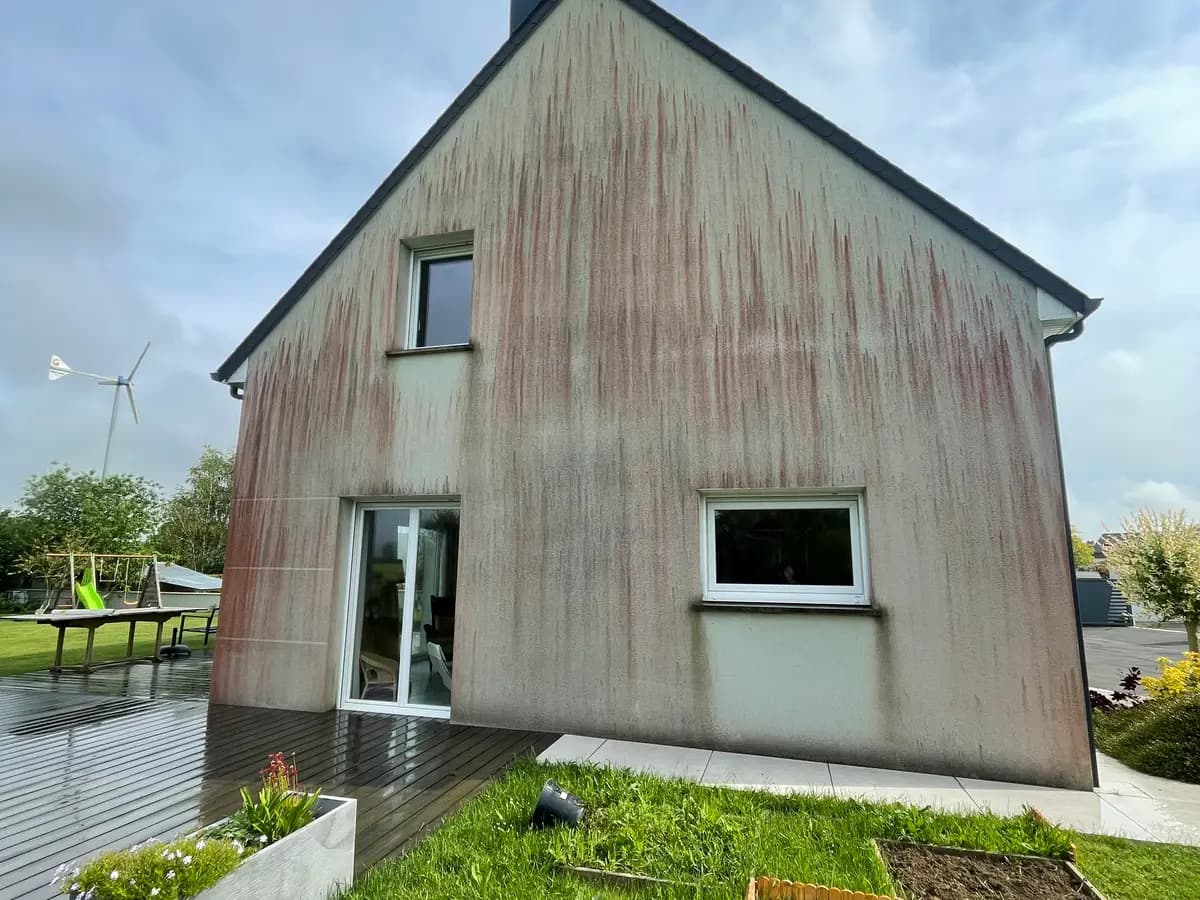 Avant nettoyage de façade à Caen par Normandie Nettoyage — nettoyage façade pavillon enduit crème – mousse, algues et pollution urbaine Calvados (14000)