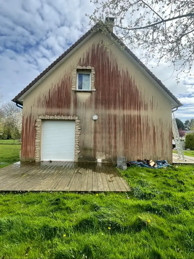 Avant nettoyage de façade à Bayeux par Normandie Nettoyage — nettoyage façade maison enduit crème avec encadrement pierre – algues rouges Calvados (14400)