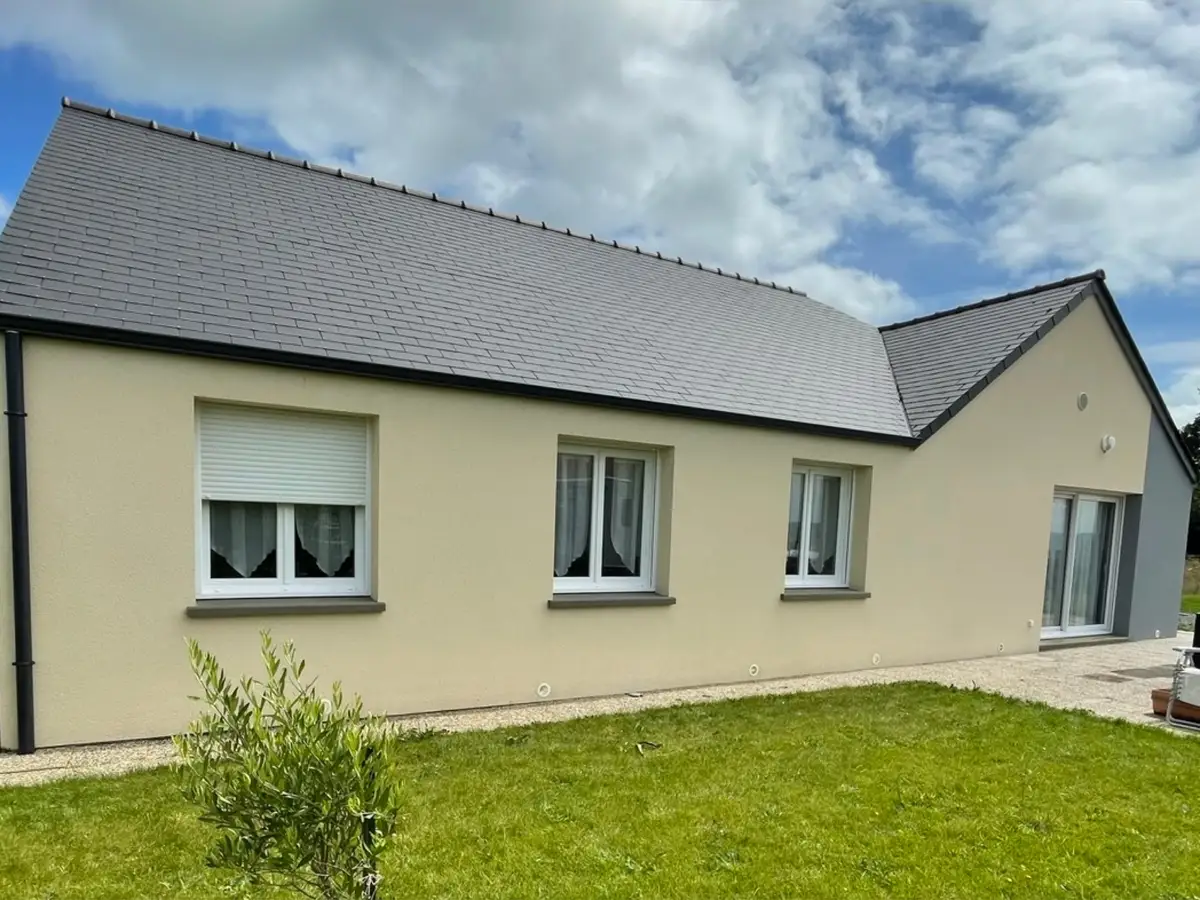 Façade enduit crème propre après nettoyage basse pression – Normandie Nettoyage Calvados