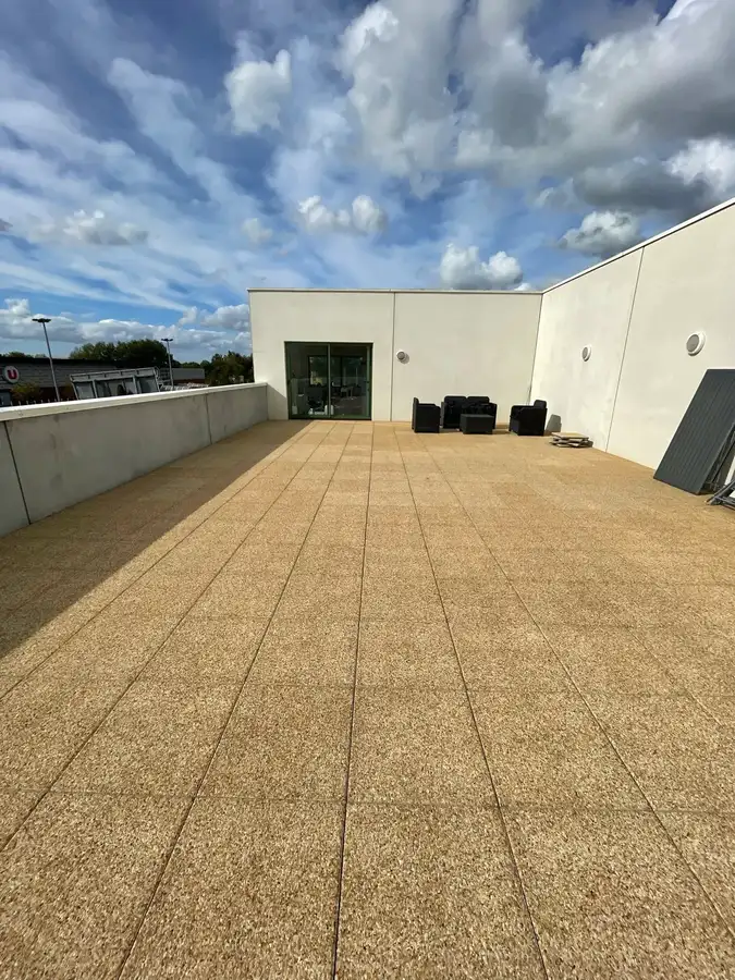 Dallage terrasse remis à neuf après nettoyage et protection hydrofuge par Normandie Nettoyage dans le Calvados (14)