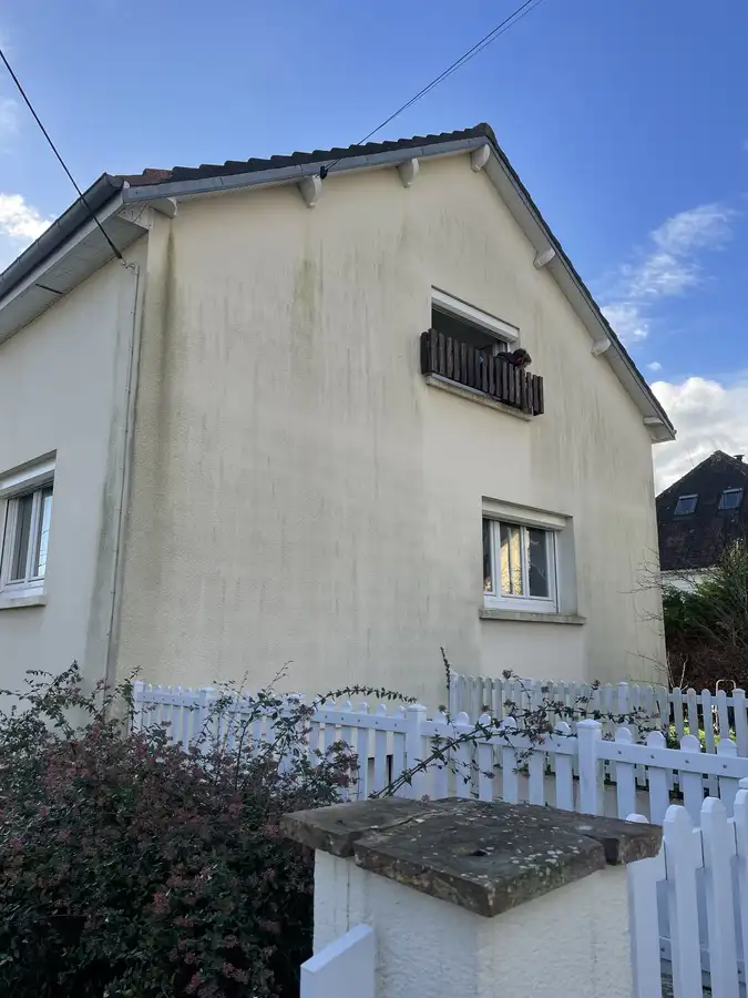 Avant hydrofuge coloré à Bayeux par Normandie Nettoyage — pignon enduit crème jauni – coulures et verdissement à bayeux Calvados (14400)