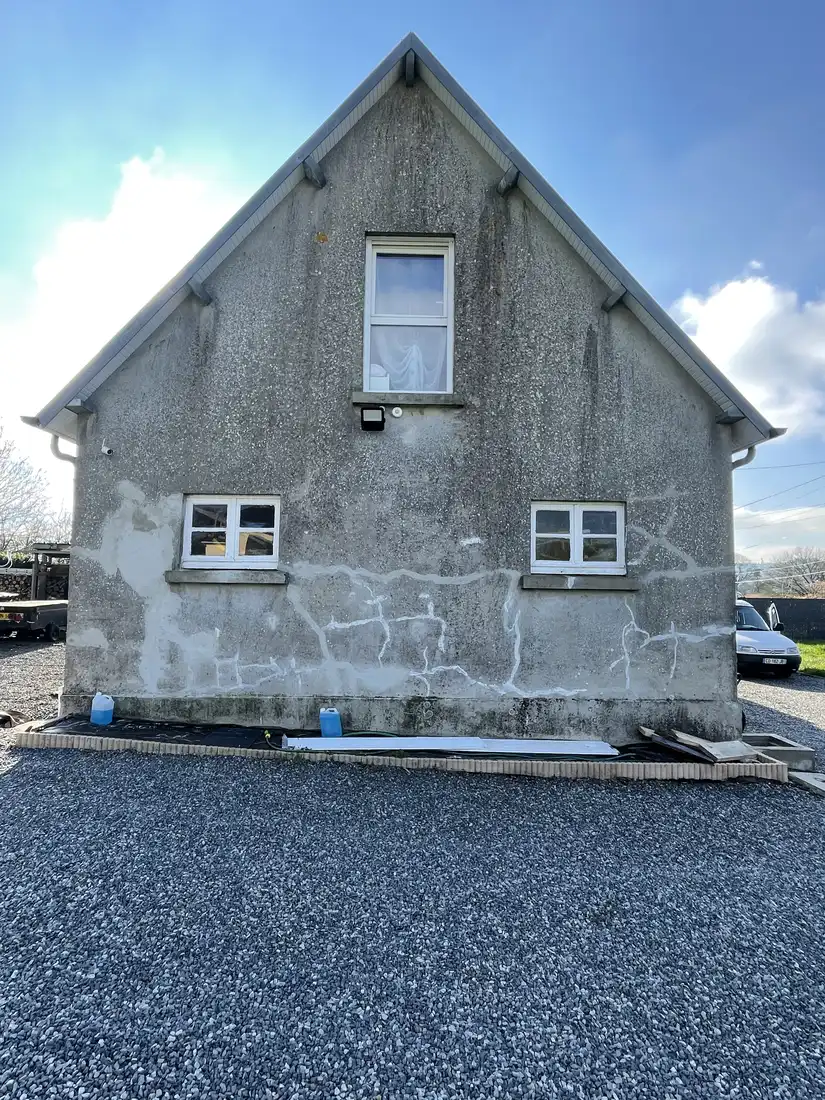 Avant hydrofuge coloré à Lisieux par Normandie Nettoyage — pignon enduit gris noirci – salissures et humidité du pays d'auge à lisieux Calvados (14100)