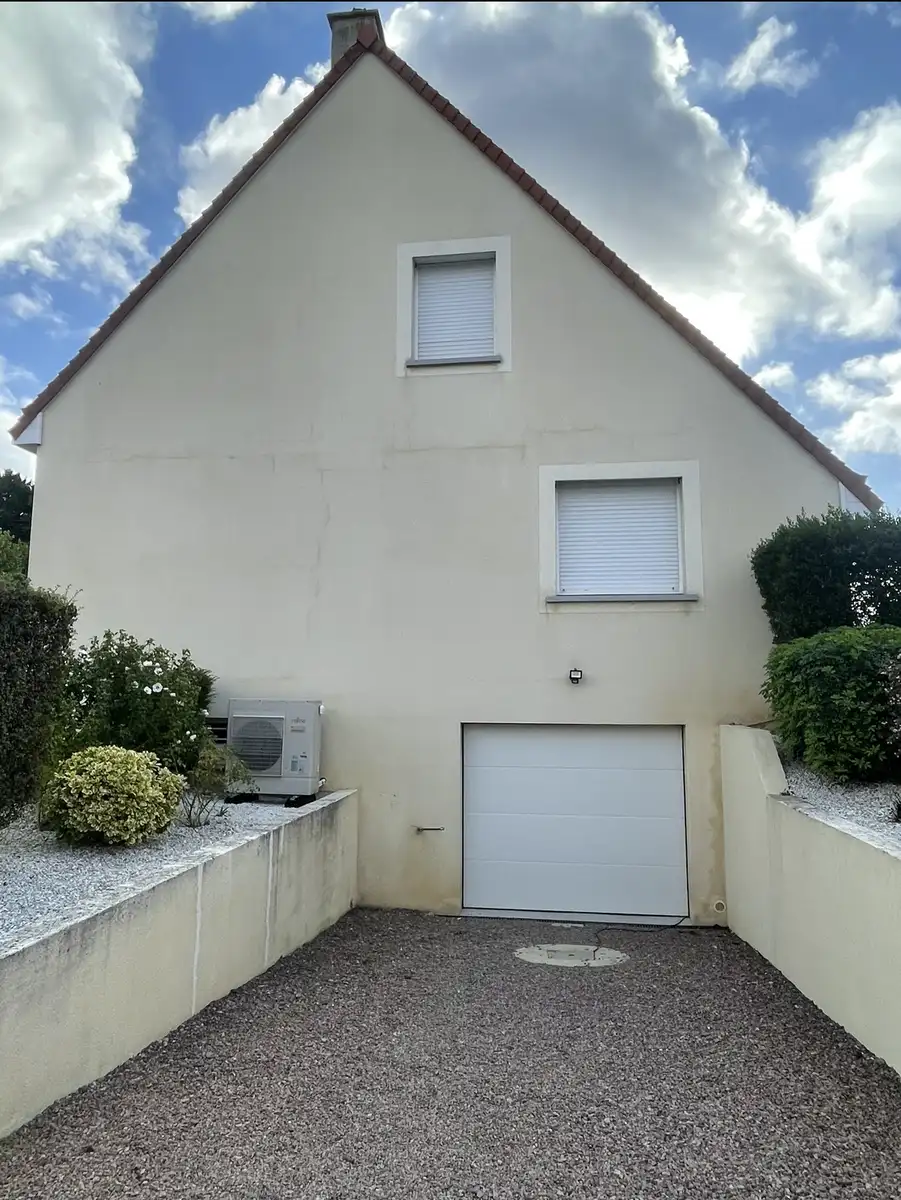 Avant hydrofuge coloré à Lisieux par Normandie Nettoyage — pignon pavillon grisé – traces d'humidité avant hydrofuge à lisieux Calvados (14100)
