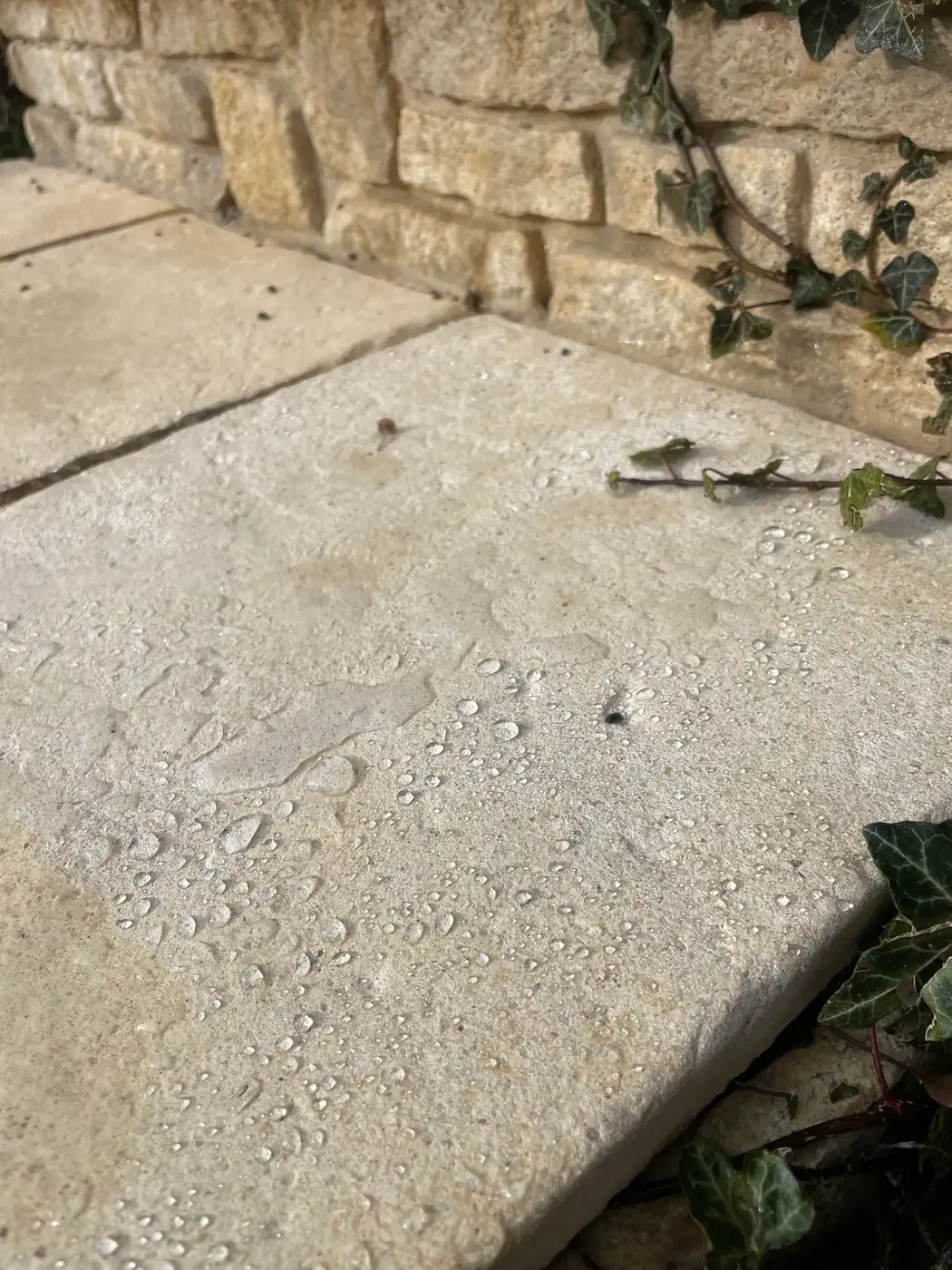 Effet perlant hydrofuge incolore à Courseulles-sur-Mer (Côte de Nacre, Calvados) – protection imperméable invisible par Normandie Nettoyage