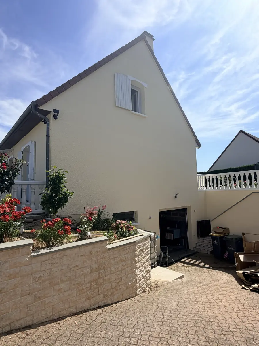 Après peinture hydrofuge coloré à Deauville (Côte Fleurie, Calvados) : pignon en enduit crème uniforme, rendu façade repeinte longue durée — réalisation Normandie Nettoyage