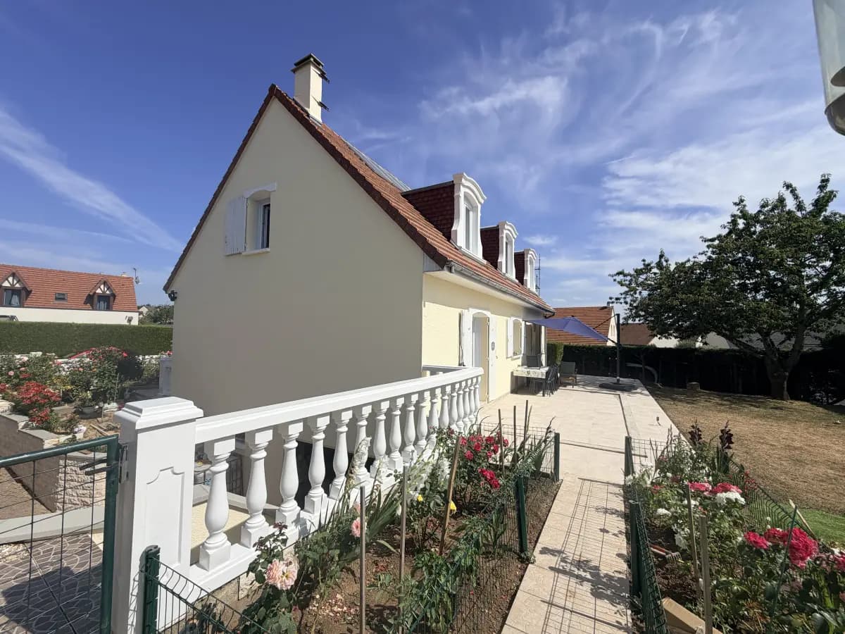 Maison terminée après peinture de façade hydrofuge coloré à Ouistreham (Côte de Nacre, Calvados) : enduit crème uniforme, rendu comme neuf — réalisation Normandie Nettoyage
