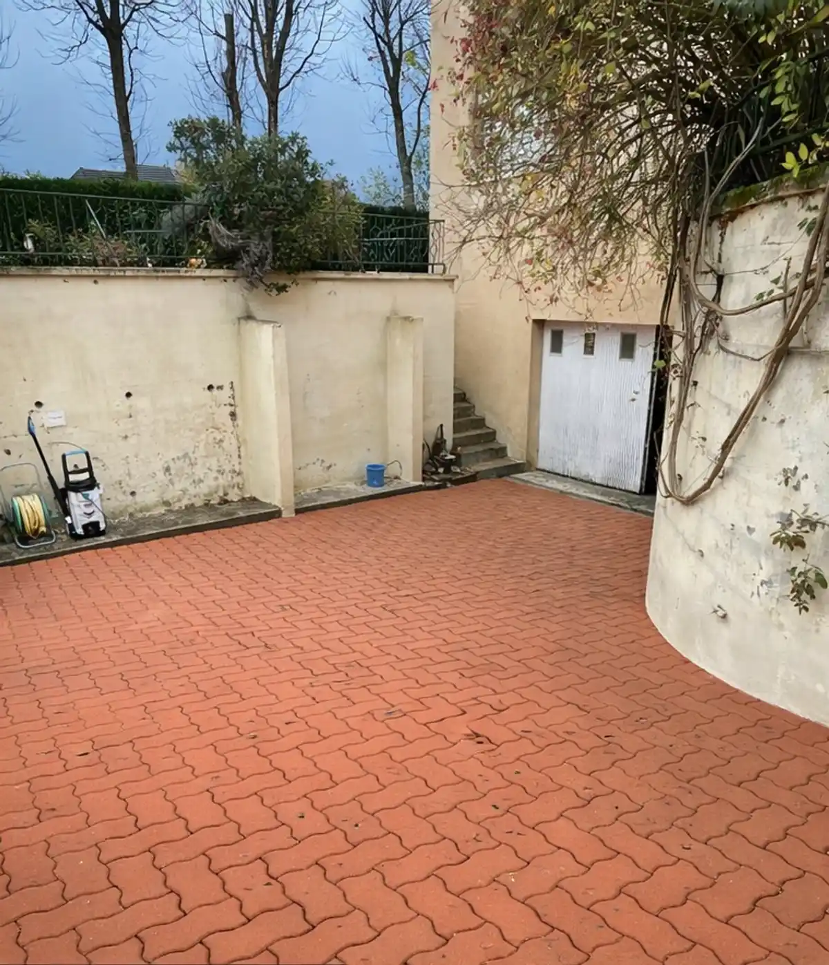 Après — Nettoyage de pavés et traitement hydrofuge par Normandie Nettoyage — terrasse et allée remises à neuf dans le Calvados (14)