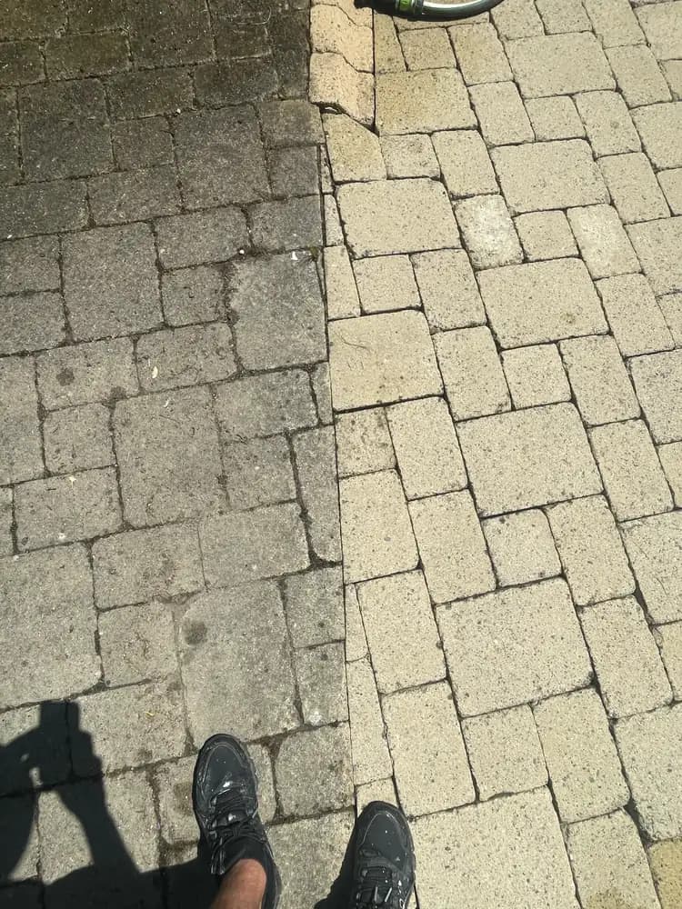 Avant après nettoyage de pavés à Vire – comparaison moitié nettoyée par Normandie Nettoyage, résultat immédiat sans retouche