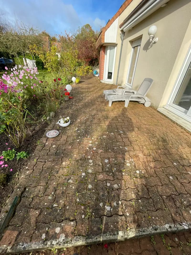 Avant nettoyage de pavés à Bayeux par Normandie Nettoyage — terrasse pavés autobloquants terracotta encrassés – mousse, lichen et taches noires Calvados (14400)