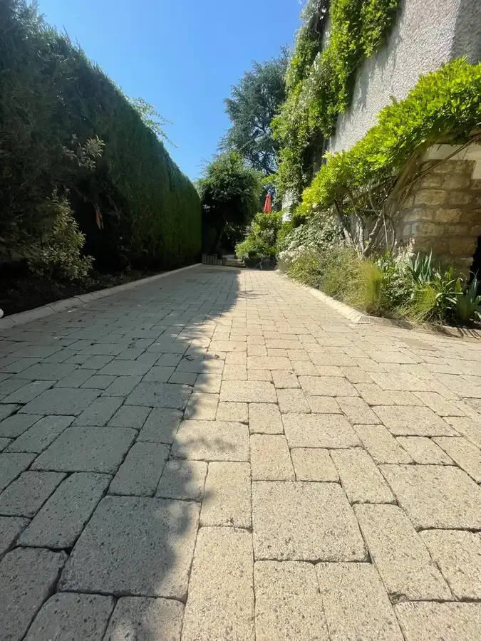 Après nettoyage de pavés à Lisieux par Normandie Nettoyage — résultat professionnel garanti Calvados (14100)