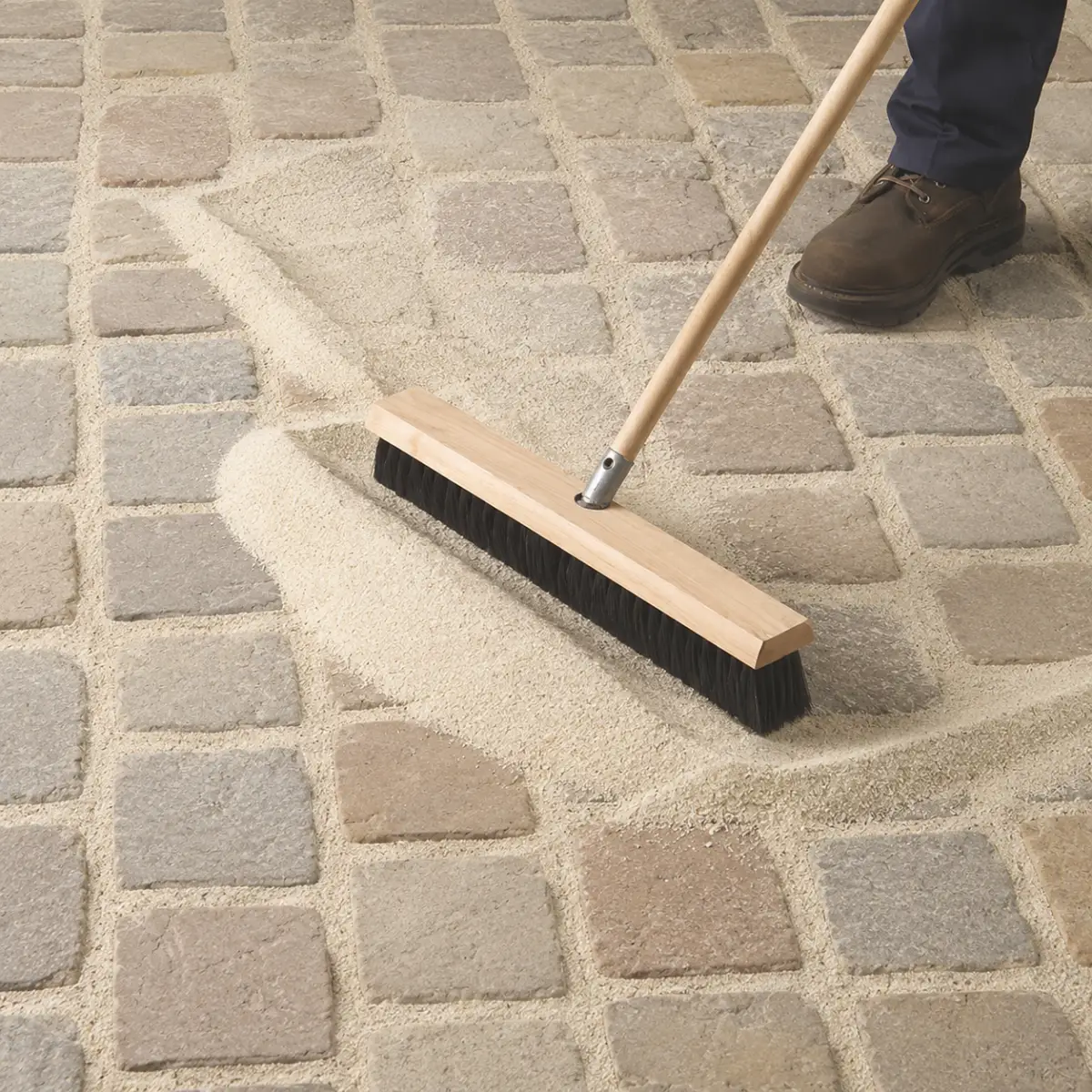 Balayage de sable polymère dans les joints de pavés autobloquants – rejointoiement durable en Normandie