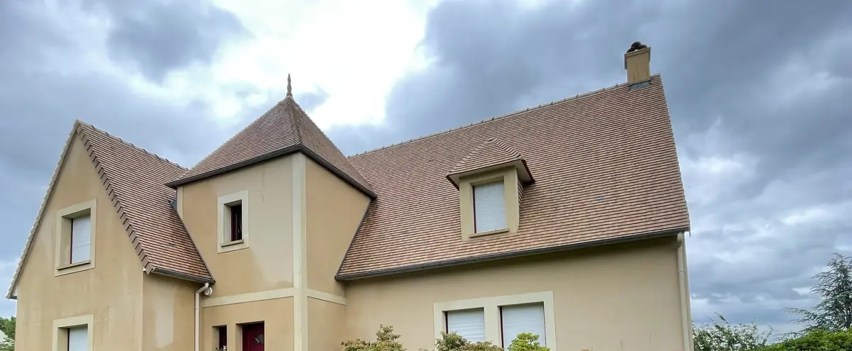 Toiture tuiles comme neuve après démoussage et hydrofuge par Normandie Nettoyage en Normandie, Calvados (14)