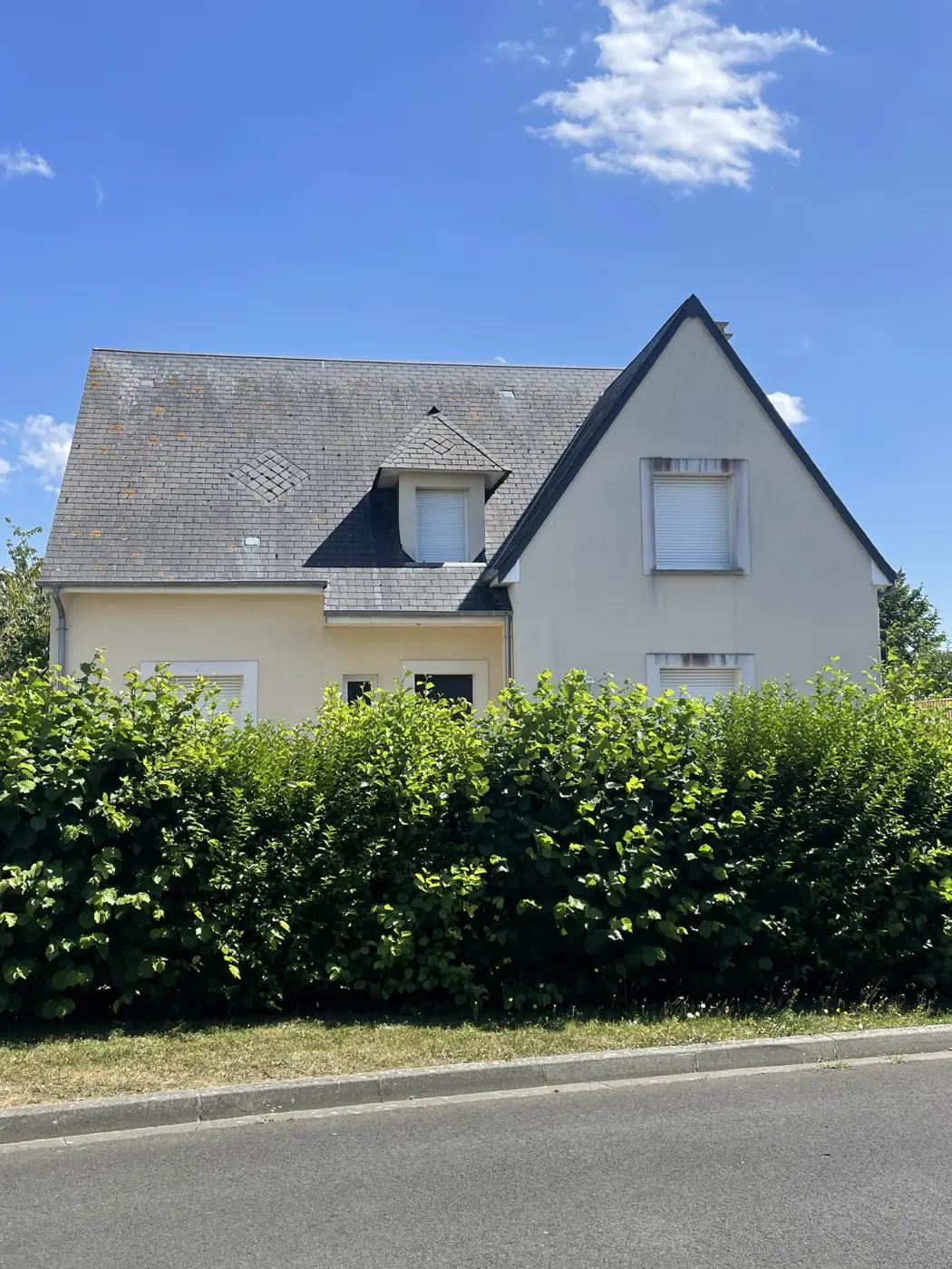 Toiture en ardoise naturelle dans le Calvados avant démoussage