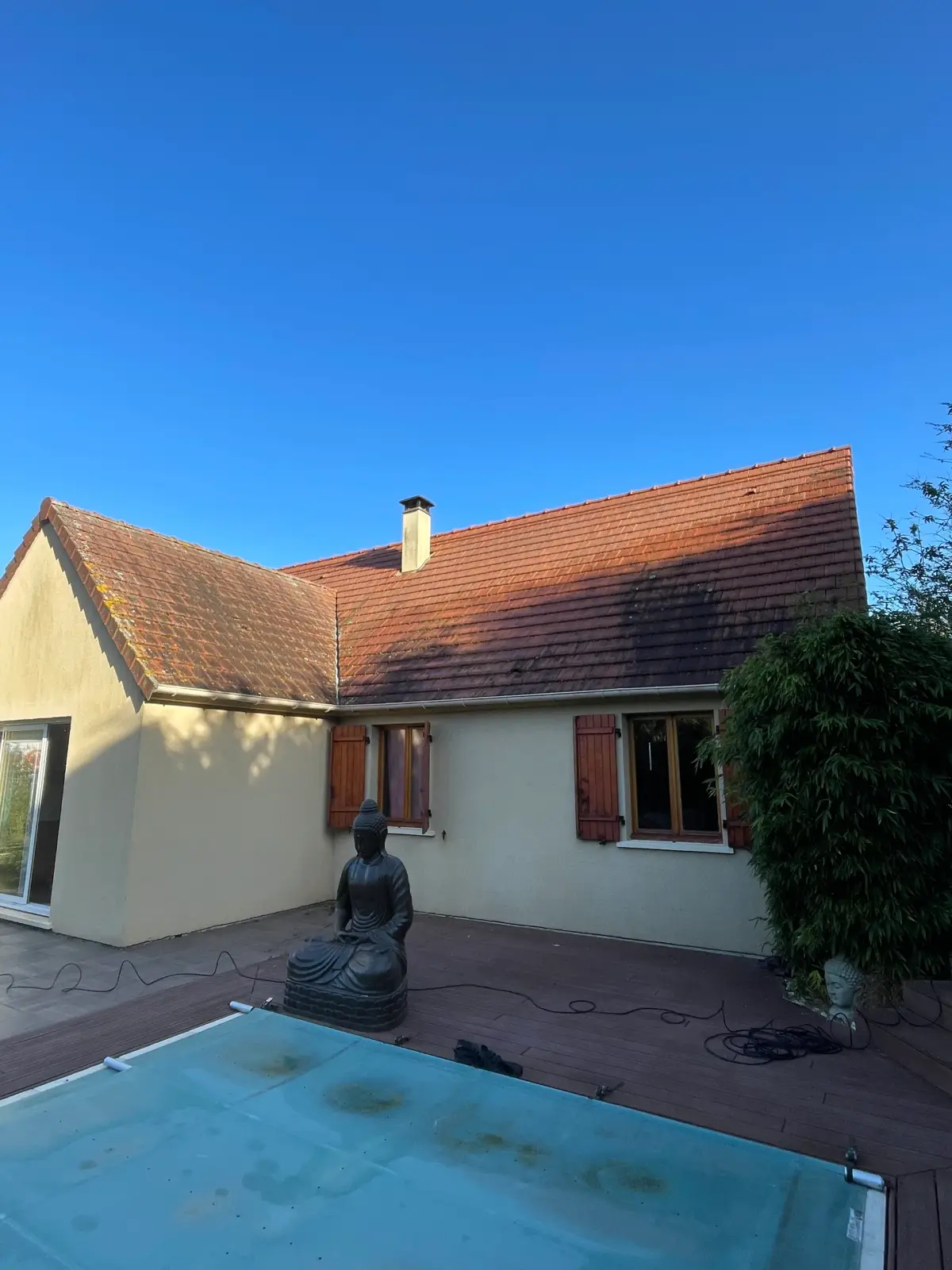 Avant démoussage de toiture à Bayeux par Normandie Nettoyage — démoussage toiture pavillon plain-pied tuiles terre cuite avec volets bois Calvados (14400)