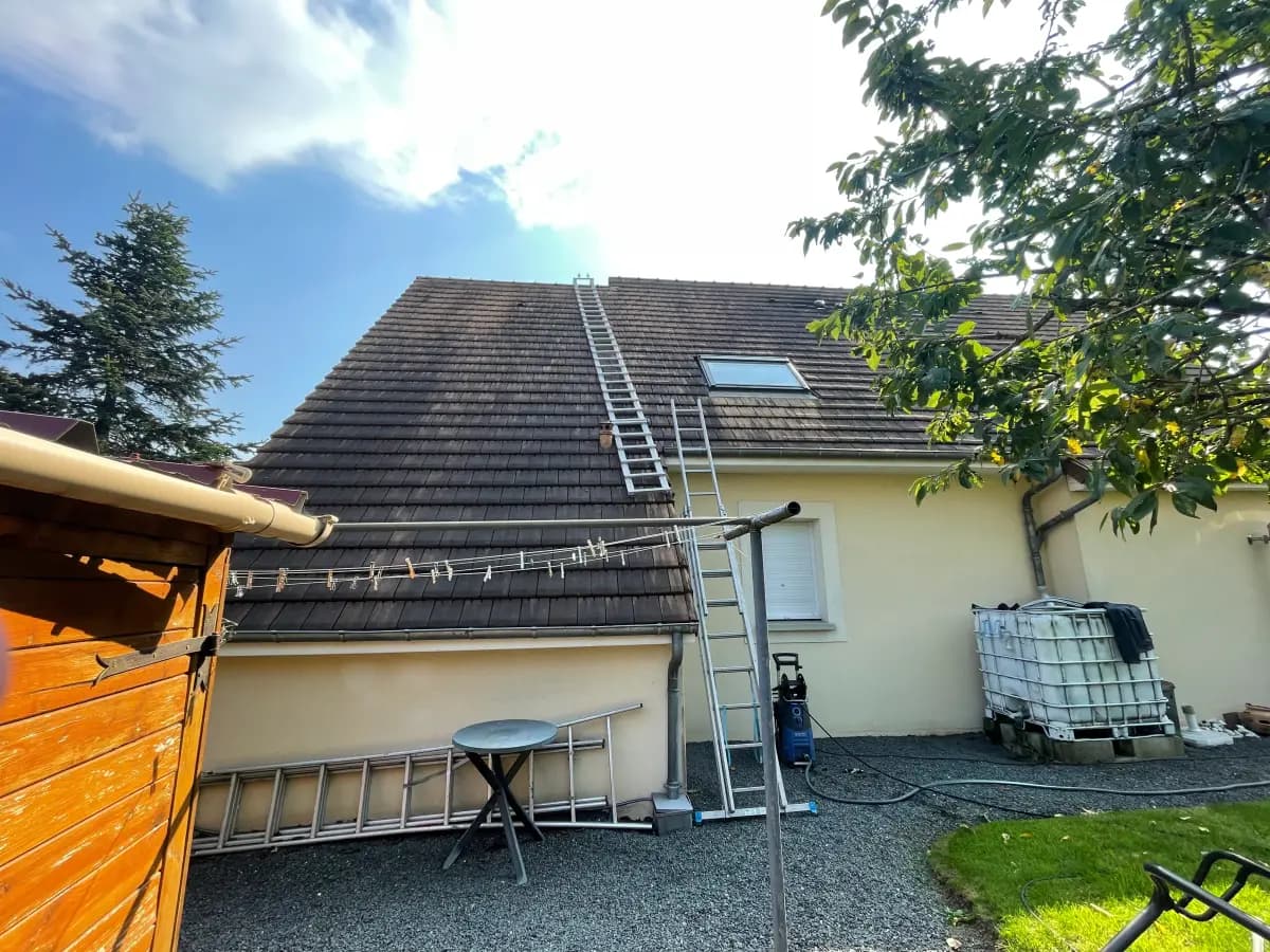 Avant démoussage de toiture à Caen par Normandie Nettoyage — démoussage toiture pavillon tuiles plates noircies – mousse et pollution urbaine Calvados (14000)