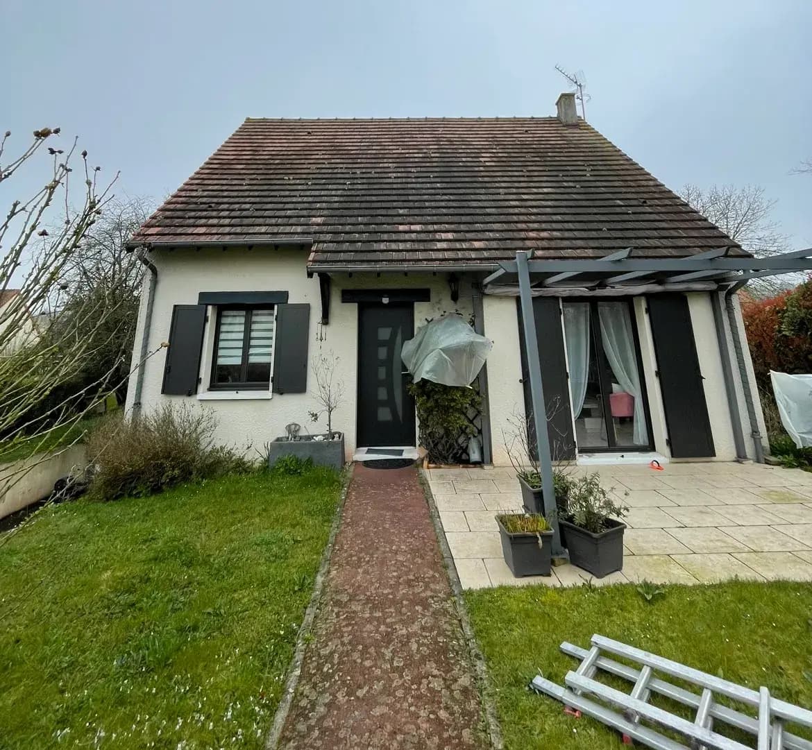 Avant démoussage de toiture à Caen par Normandie Nettoyage — démoussage toiture pavillon plain-pied tuiles plates avec pergola – mousse épaisse Calvados (14000)