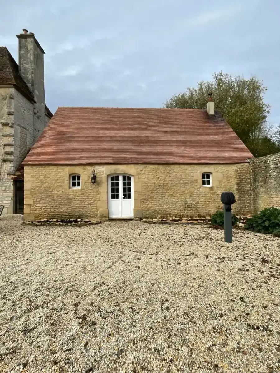 Avant démoussage de toiture à Calvados par Normandie Nettoyage — démoussage toiture dépendance en pierre avec tuiles plates – bâti ancien calvados Calvados (14)