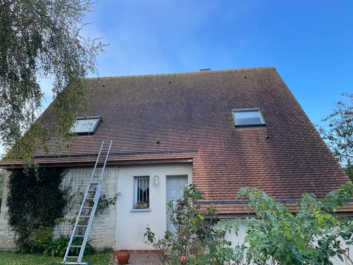 Avant démoussage de toiture à Calvados par Normandie Nettoyage — démoussage toiture tuiles plates grandes dimensions – nacelle et basse pression Calvados (14)
