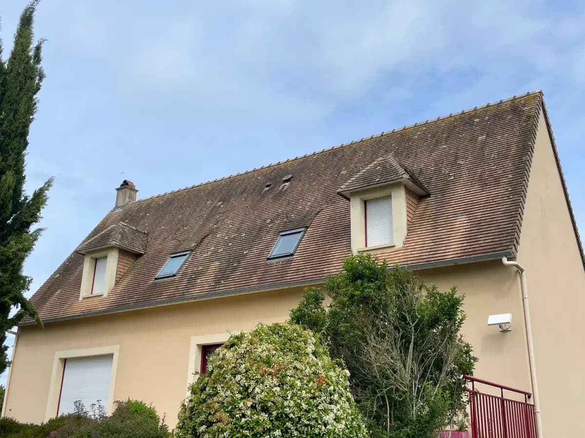 Avant démoussage de toiture à Courseulles-sur-Mer par Normandie Nettoyage — démoussage toiture pavillon tuiles plates avec velux – mousse et lichen marins Calvados (14470)
