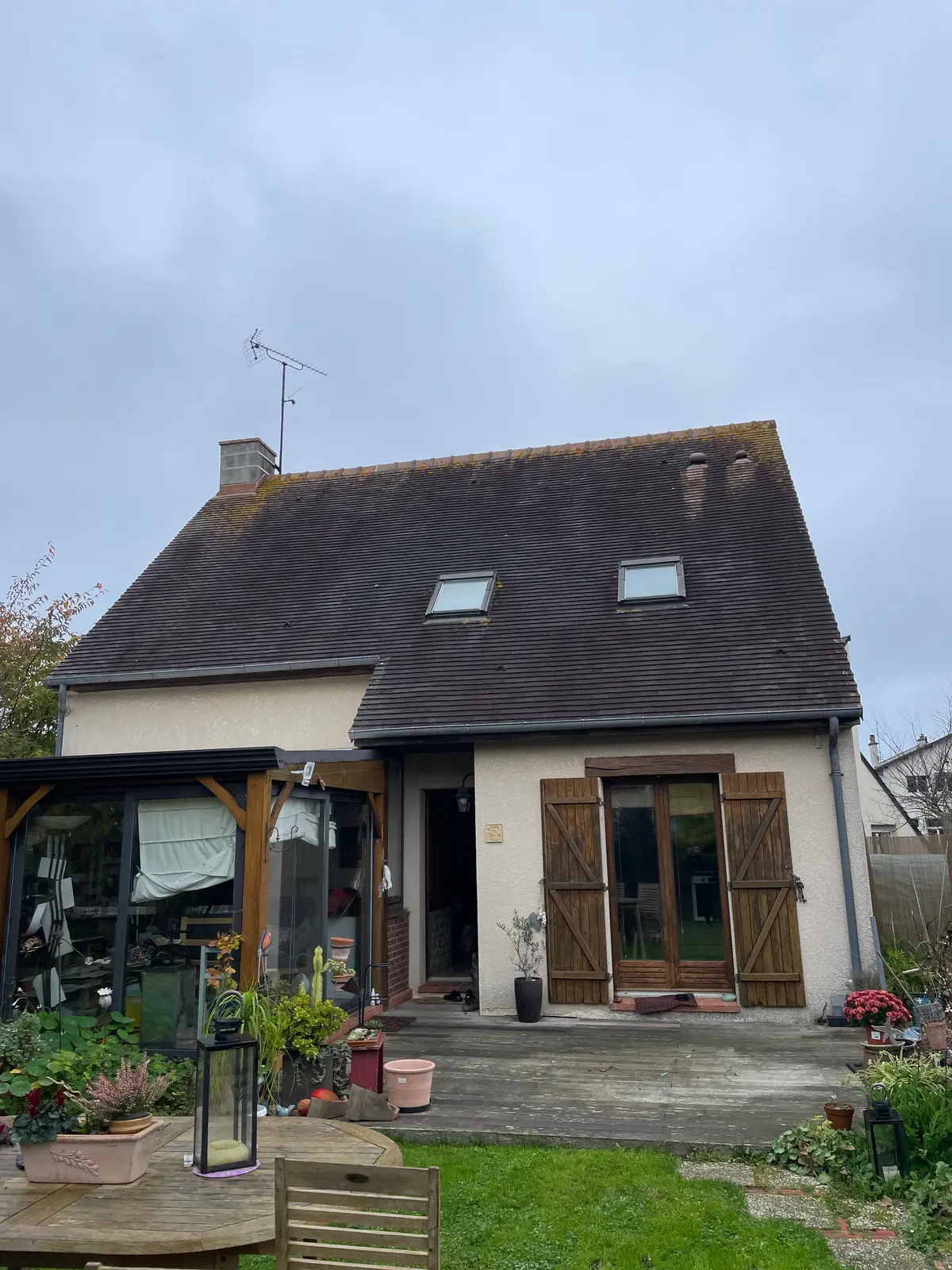 Avant démoussage de toiture à Courseulles-sur-Mer par Normandie Nettoyage — démoussage toiture tuiles plates encrassement sel marin – côte de nacre Calvados (14470)