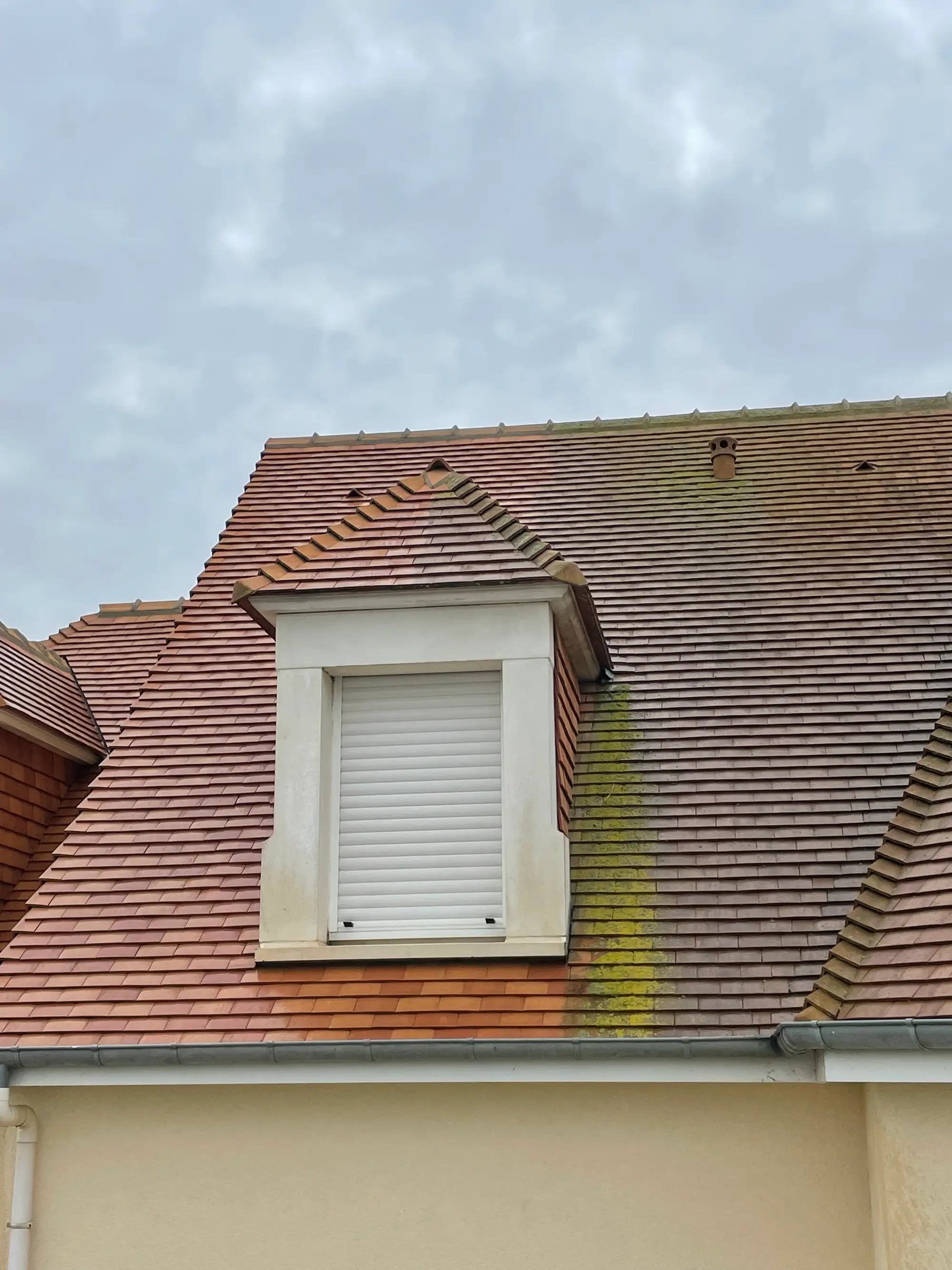 Résultat démoussage de toiture à Courseulles-sur-Mer par Normandie Nettoyage — toiture tuiles Côte de Nacre Calvados (14470)