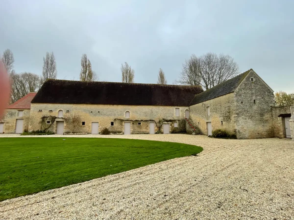 Avant démoussage de toiture à Falaise par Normandie Nettoyage — démoussage toiture corps de ferme en pierre – tuiles plates noircies par l'humidité Calvados (14700)