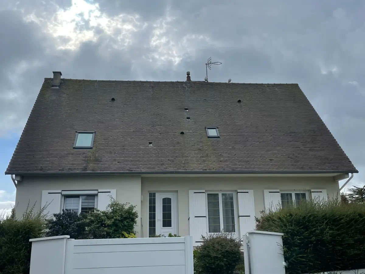 Avant démoussage de toiture à Falaise par Normandie Nettoyage — démoussage toiture grande longueur avec nacelle – mousse épaisse et lichen Calvados (14700)