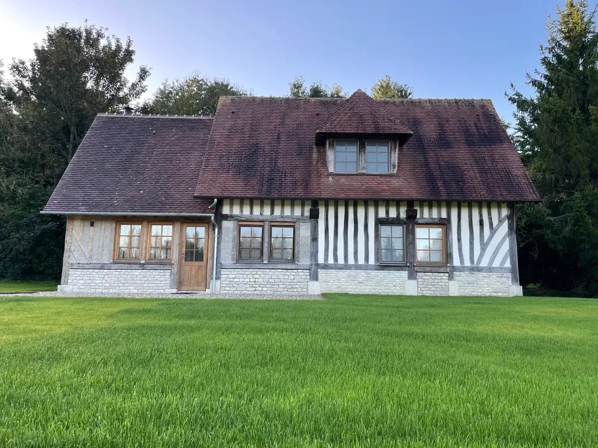 Avant démoussage de toiture à Honfleur par Normandie Nettoyage — démoussage toiture maison normande colombages – tuiles plates noircies estuaire Calvados (14600)