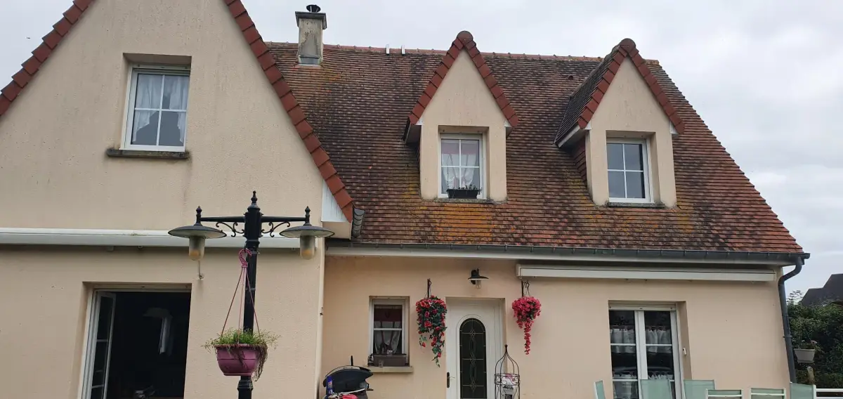 Avant démoussage de toiture à Lisieux par Normandie Nettoyage — démoussage toiture pavillon tuiles terre cuite avec lucarnes – pays d'auge Calvados (14100)