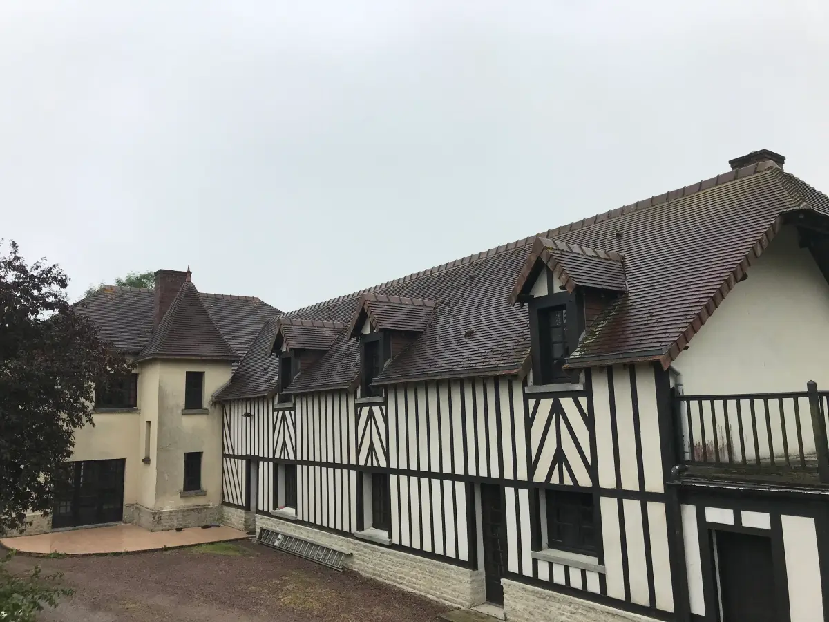 Avant démoussage de toiture à Lisieux par Normandie Nettoyage — démoussage toiture maison normande colombages – tuiles plates humidité lisieux Calvados (14100)