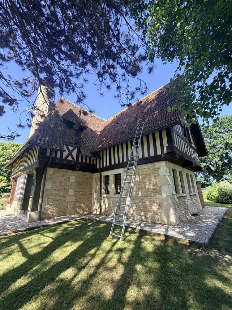 Maison normande à colombages à Deauville (Côte Fleurie, Calvados) avec toiture en tuiles démoussée par Normandie Nettoyage – traitement anti-sel marin garanti 3 ans