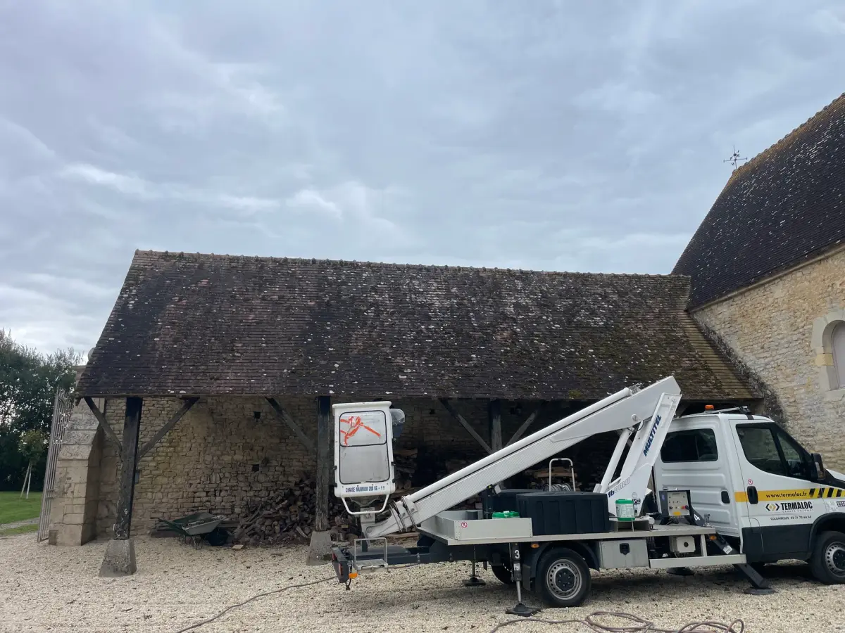 Avant démoussage de toiture à Vire par Normandie Nettoyage — démoussage toiture tuiles argile – mousse épaisse et lichen bocage virois Calvados (14500)