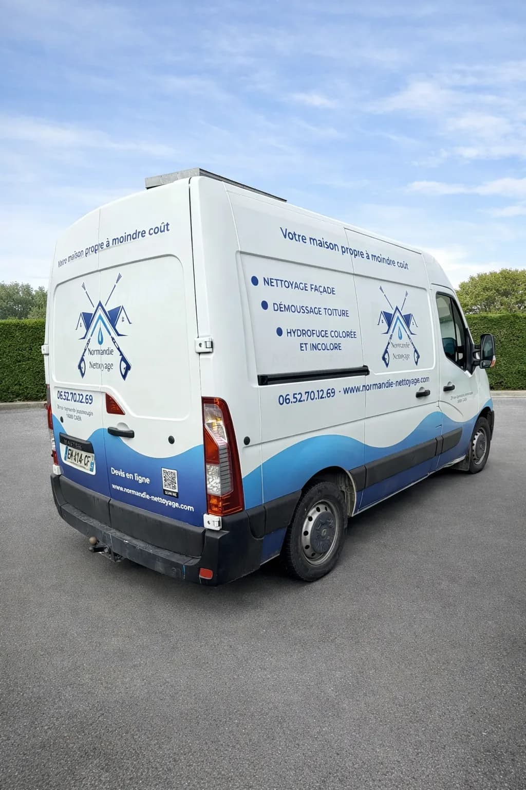 Camion utilitaire Normandie Nettoyage — intervention nettoyage extérieur à Caen, Bayeux, Lisieux et dans tout le Calvados (14)