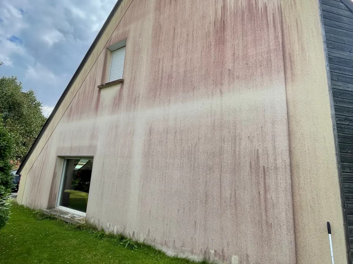 Avant nettoyage de façade à Vire par Normandie Nettoyage — nettoyage façade maison enduit crème avec bardage bois – algues rouges Calvados (14500)