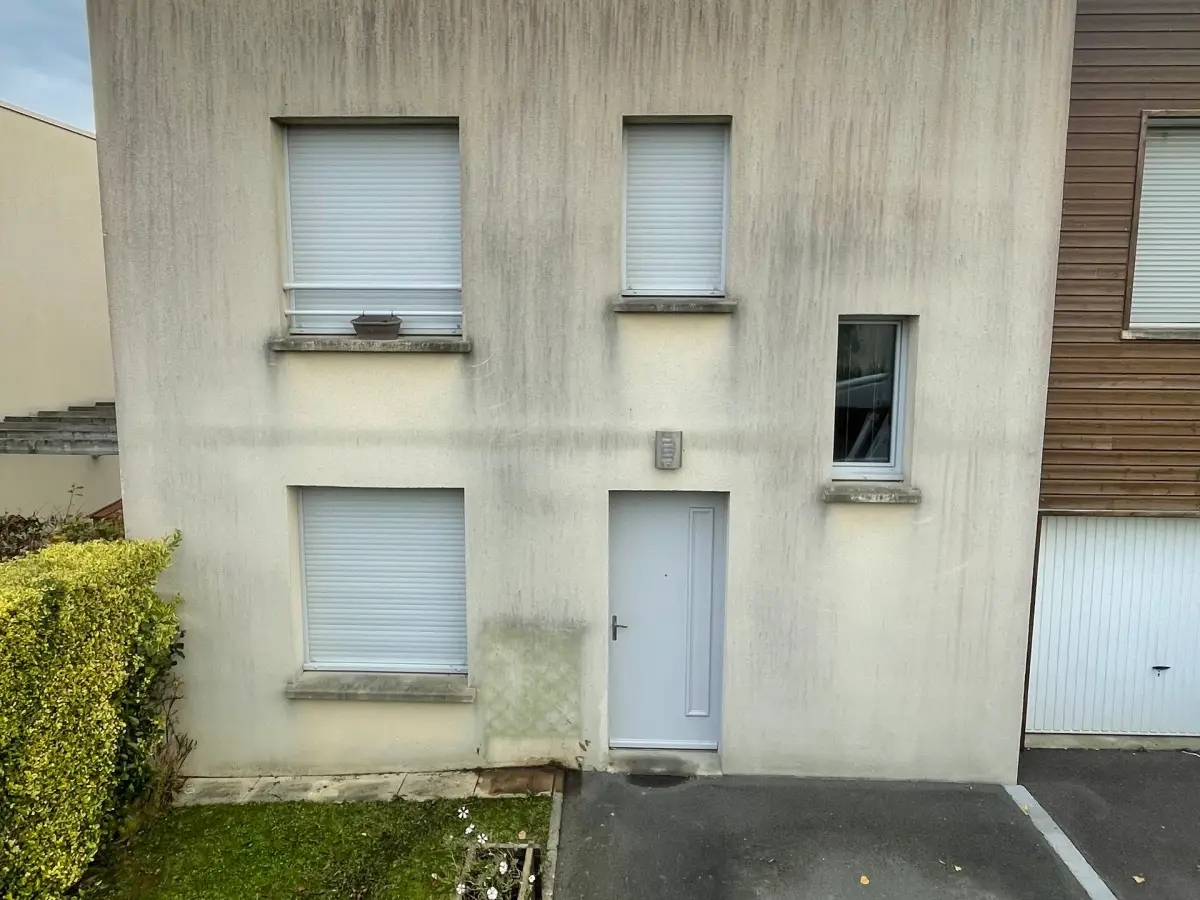 Avant nettoyage de façade à Vire par Normandie Nettoyage — nettoyage façade maison toit plat enduit crème – coulures noires et algues Calvados (14500)