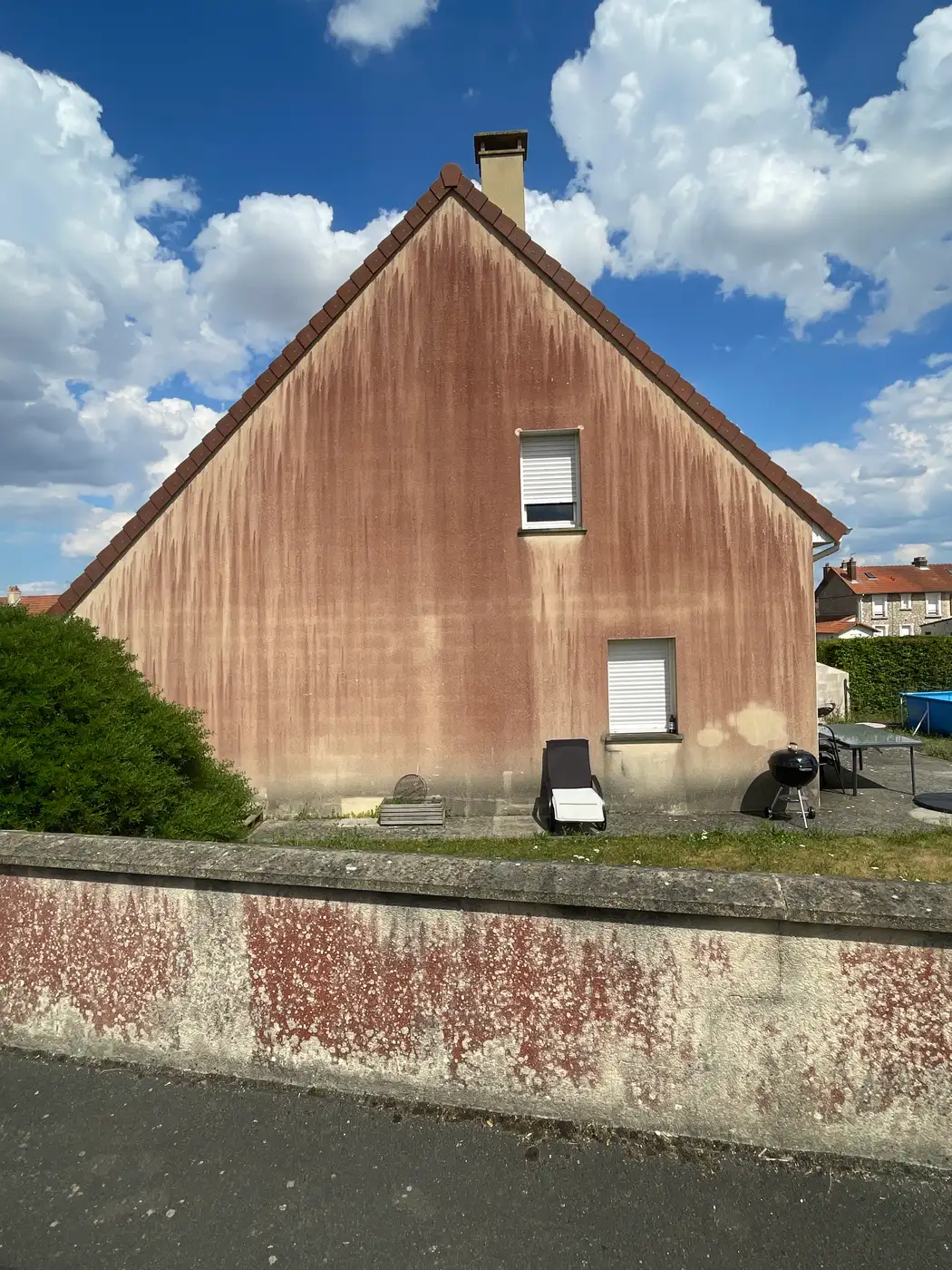 Avant nettoyage de façade à Avranches par Normandie Nettoyage — nettoyage pignon enduit crème avec muret – algues rouges et humidité de la baie Manche (50300)