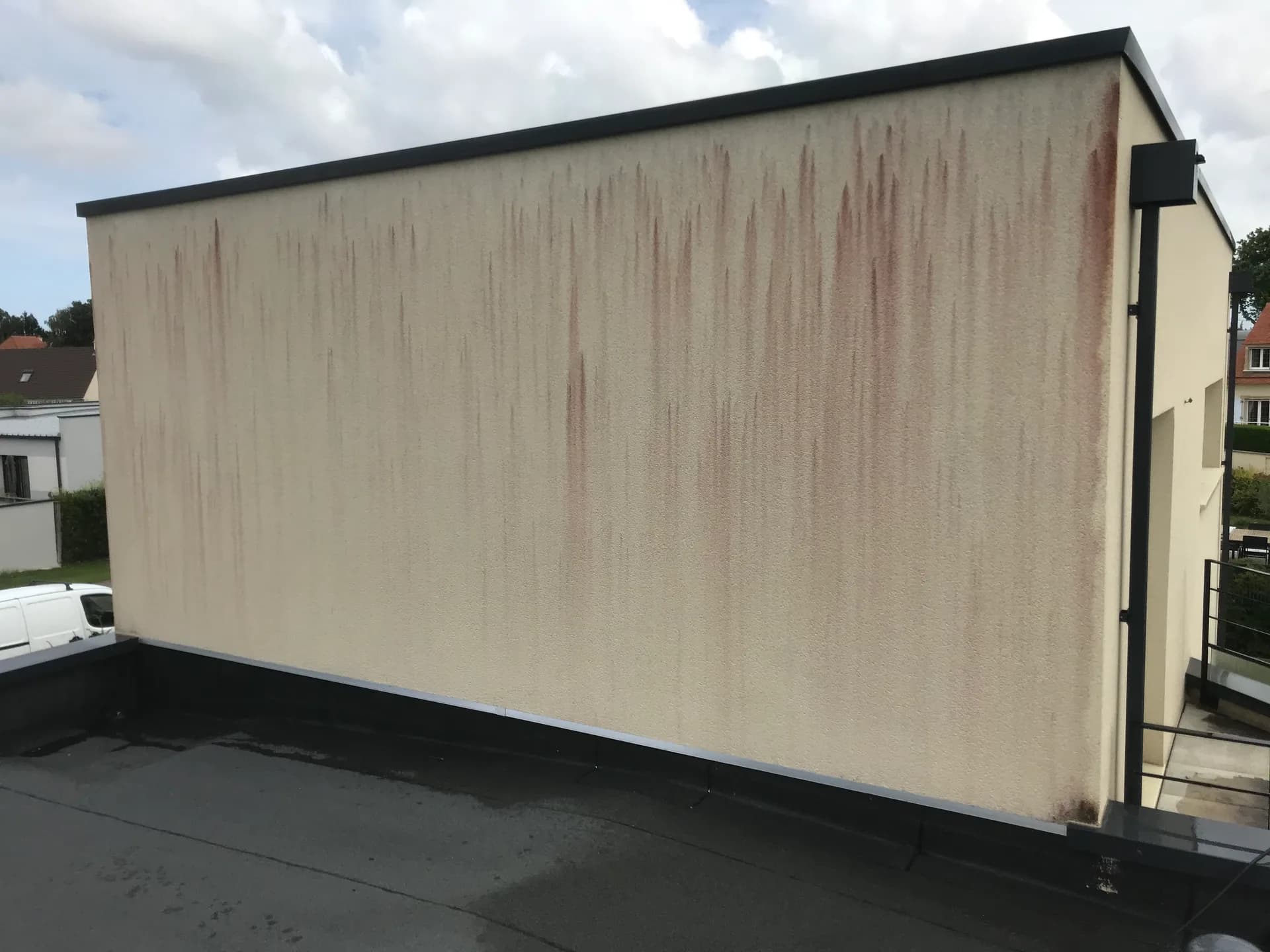 Avant nettoyage de façade à Barentin par Normandie Nettoyage — nettoyage façade maison toit plat enduit crème – humidité vallée de l'austreberthe Calvados (76360)