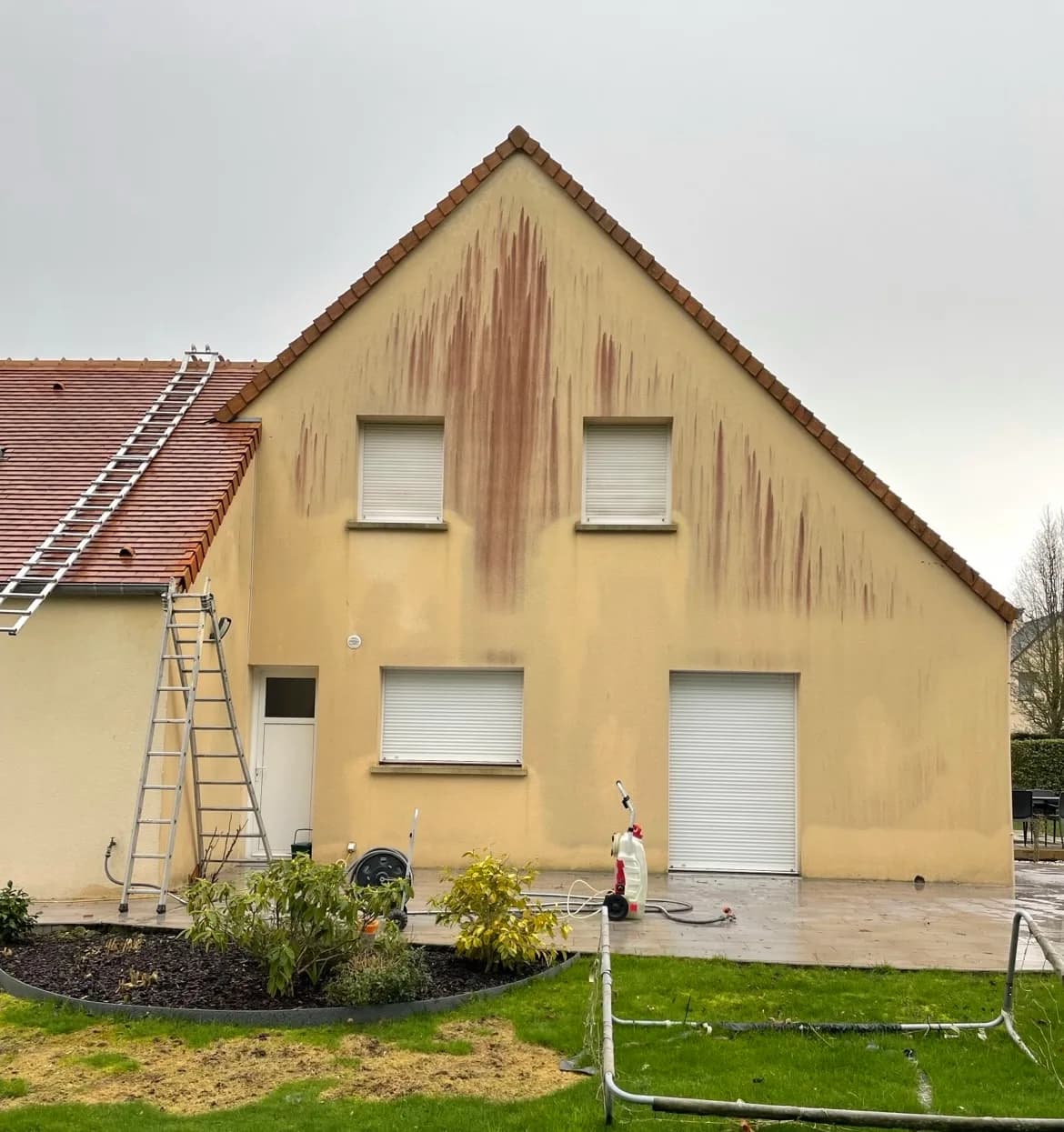 Avant nettoyage de façade à Fécamp par Normandie Nettoyage — nettoyage pignon enduit jaune – algues et humidité piégée valleuse fécamp Calvados (76400)
