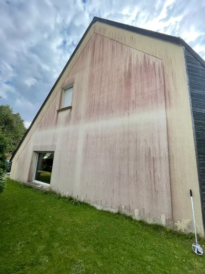Avant nettoyage de façade à Fécamp par Normandie Nettoyage — nettoyage pignon enduit gris maison moderne – coulures noires côte d'albâtre Calvados (76400)