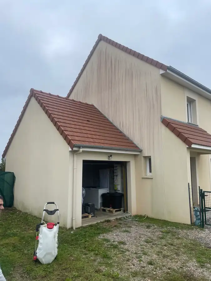 Avant nettoyage de façade à Rouen par Normandie Nettoyage — nettoyage façade maison enduit crème – salissures et algues plateaux rouennais Calvados (76000)