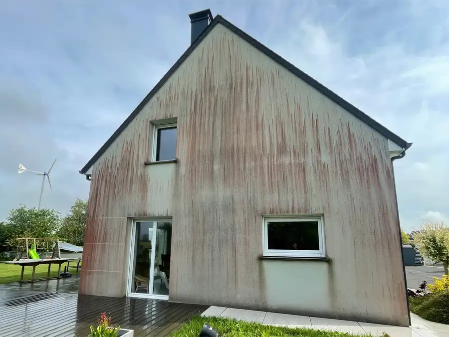 Avant nettoyage de façade à Yvetot par Normandie Nettoyage — nettoyage façade pavillon enduit crème – algues vertes pluies plateau de caux yvetot Calvados (76190)