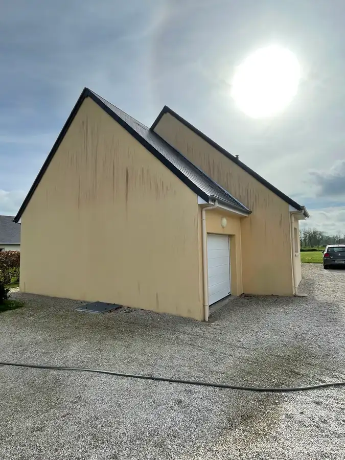 Avant nettoyage de façade à Yvetot par Normandie Nettoyage — nettoyage façade garage enduit jaune – coulures et verdissement pays cauchois Calvados (76190)
